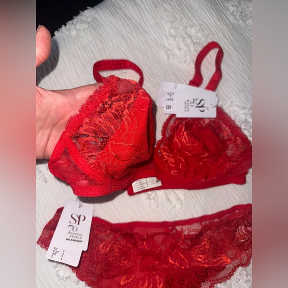 Simone Perele Red Lace Lingerie Set bra 34/36 B and thongs M - Picture 6 of 15